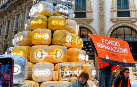 polemiche albero gucci|Ultima Generazione, blitz in Galleria a Milano: imbrattato l’albero .